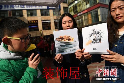 46城将实施生活垃圾强制分类 有你的城市吗? 资料图:有相关工作人员正在为市民普及垃圾分类知识。 陈超 摄
