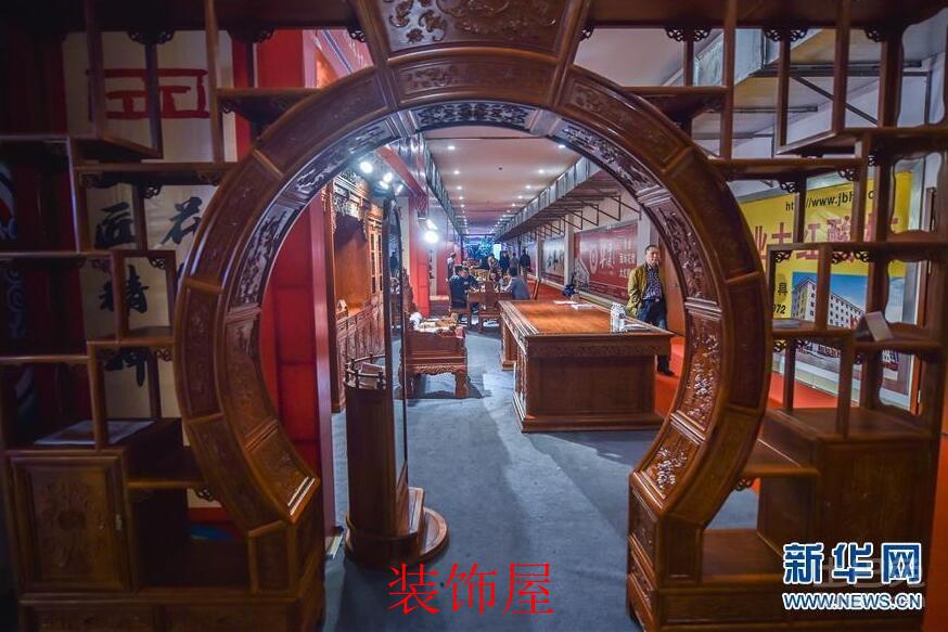 花园红木家具博览会举行 近100家企业参展 QQ截图20170410095237.jpg
