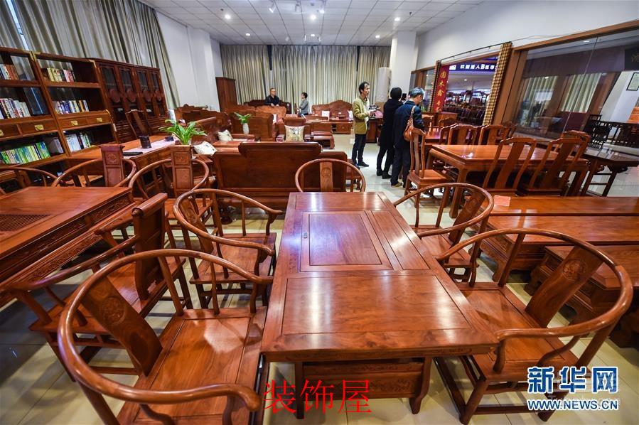 花园红木家具博览会举行 近100家企业参展 花园红木家具博览会举行 近100家企业参展