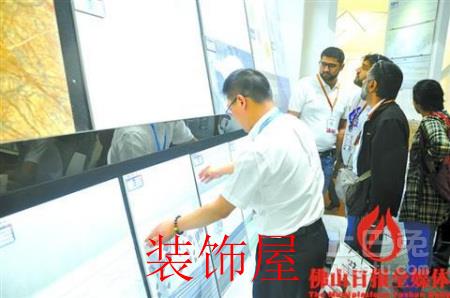 佛山陶瓷企业立足市场需求 打造个性化产品 外国买家在选购瓷砖。/企业供图